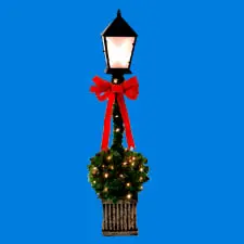 Pre-Lit Topiary Lamp Post