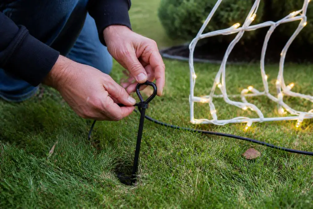 how-to-anchor-outdoor-holiday-lights-2026-guide-1790471493
